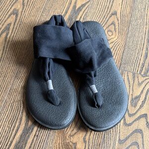 Sanuk Black Twist Strap Yoga Mat Sandals